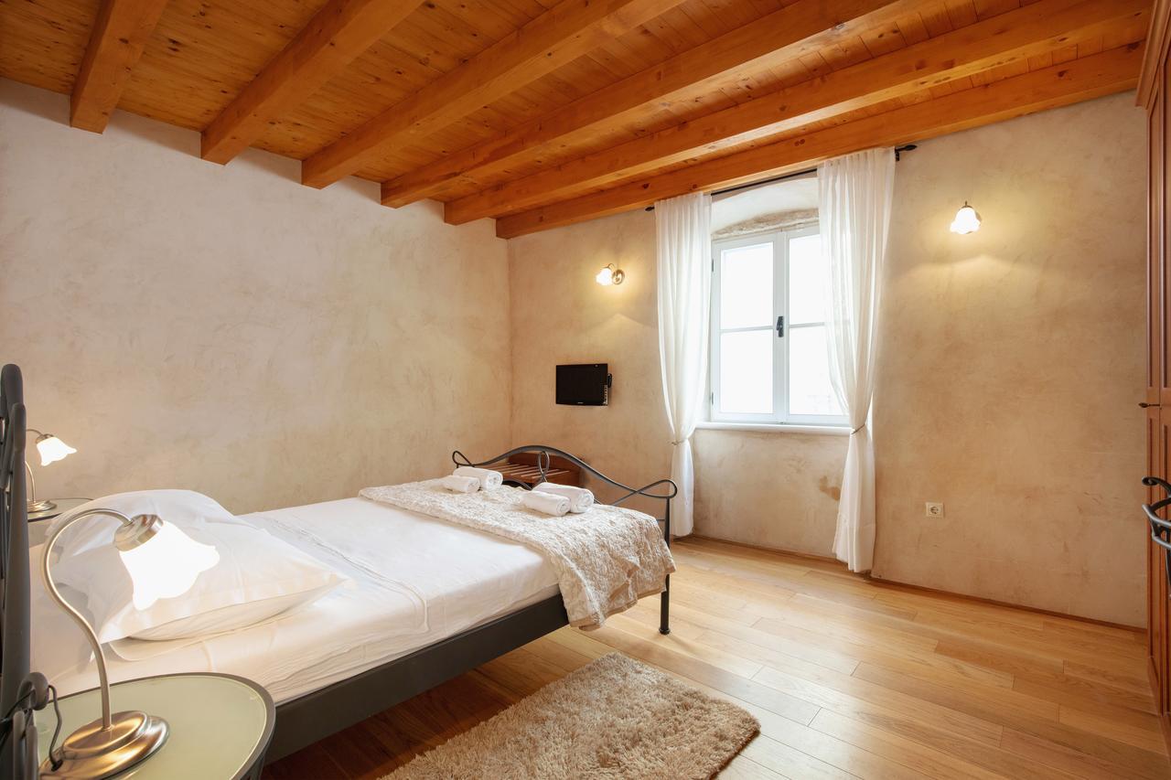 Villa Mama - Traditional Apartments In Omis, Free Parking 외부 사진