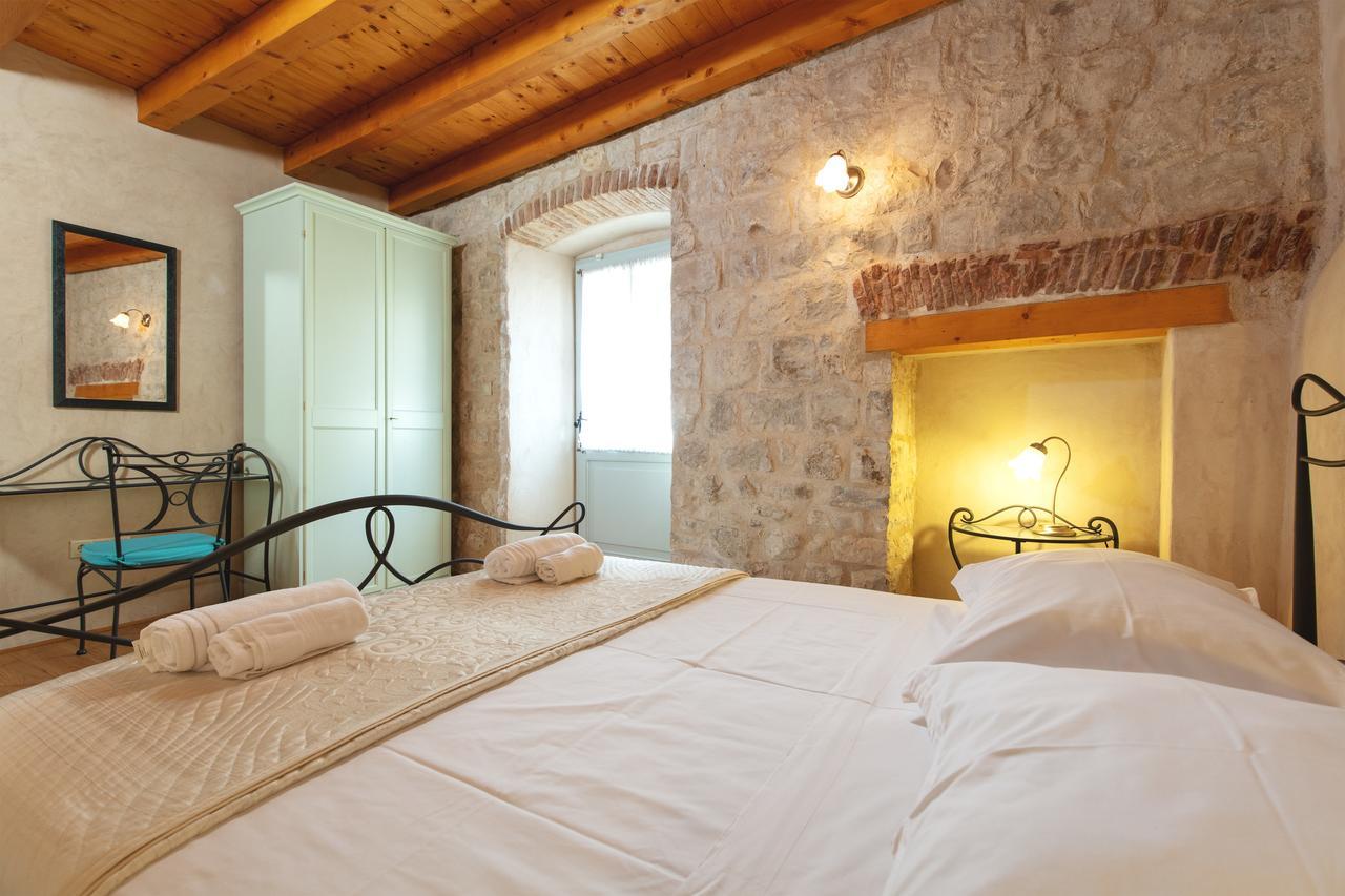 Villa Mama - Traditional Apartments In Omis, Free Parking 외부 사진