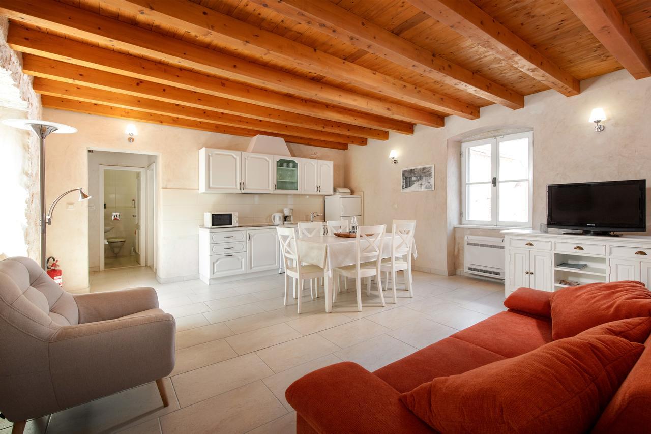 Villa Mama - Traditional Apartments In Omis, Free Parking 외부 사진