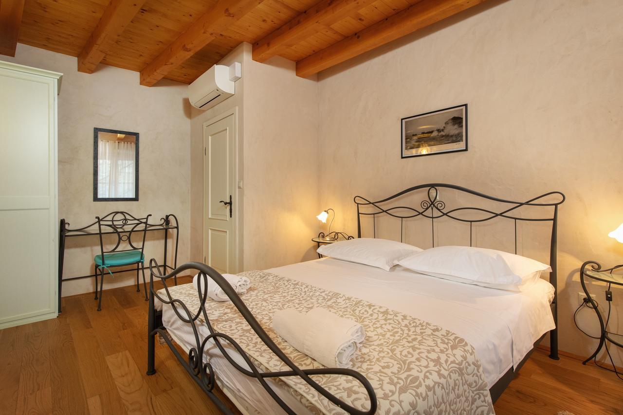 Villa Mama - Traditional Apartments In Omis, Free Parking 외부 사진